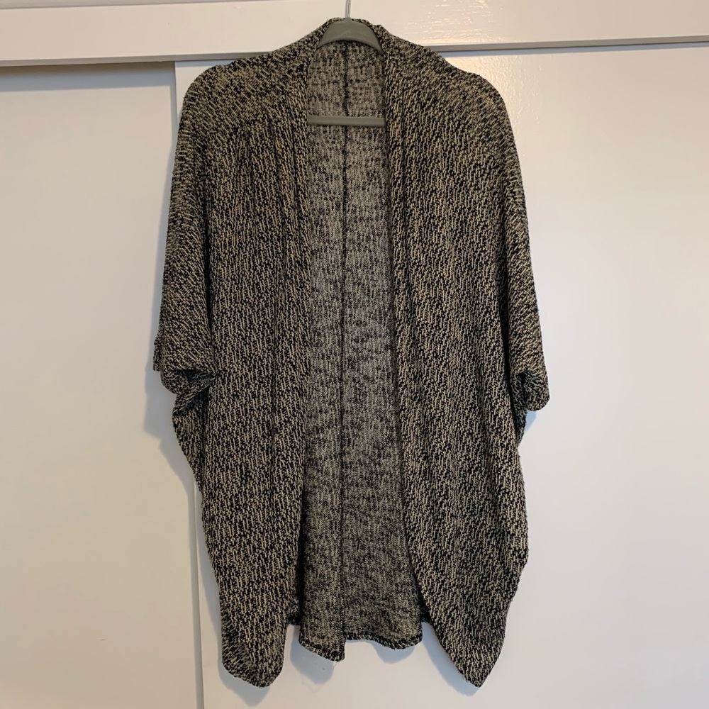 Quarter sleeve grey with black speckles cardigan